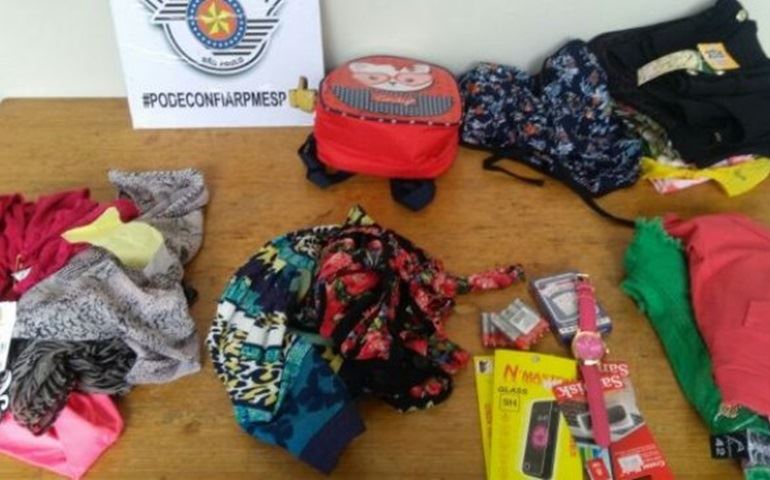 MULHERES SÃO FLAGRADAS DEPOIS DE FURTAREM LOJAS DE ROUPAS
