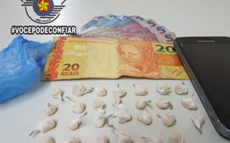 Traficante faz venda durante sua prisão em Avaré (SP)