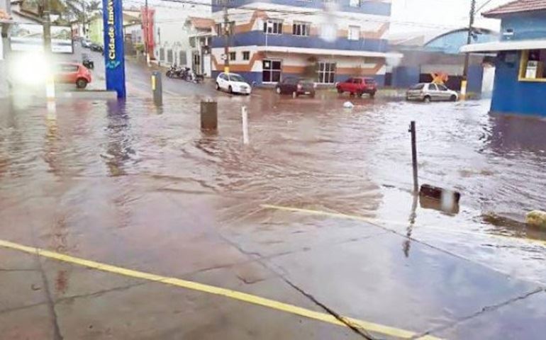 Moradores atingidos por enchentes promovem abaixo-assinado em busca de soluções