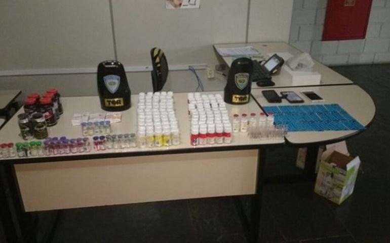 Dupla é flagrada com mais de 13 mil comprimidos de estimulante sexual