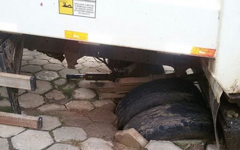 Caminhão de coleta de lixo fica preso após buraco 'engolir' roda em avenida de Avaré