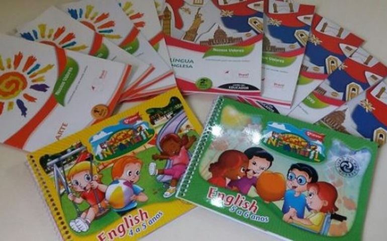 Prefeitura entrega material didático de Arte e Inglês para alunos