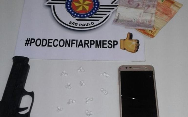 Dupla é presa ao ser flagrada com porções de cocaína e arma falsa em Avaré