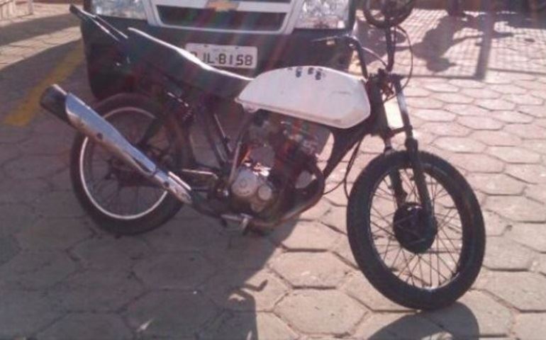 PM DE AVARÉ FLAGRA DOIS HOMENS FURTANDO MOTOCICLETA