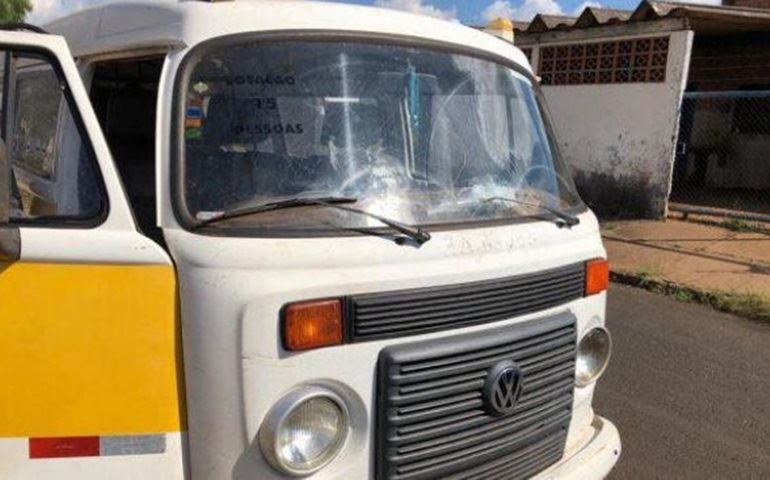 Sem CNH específica, motorista de kombi da Prefeitura atropela mulher