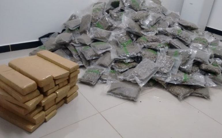 Motoristas abandonam veículos com mais de 120 kg de maconha na Castello Branco