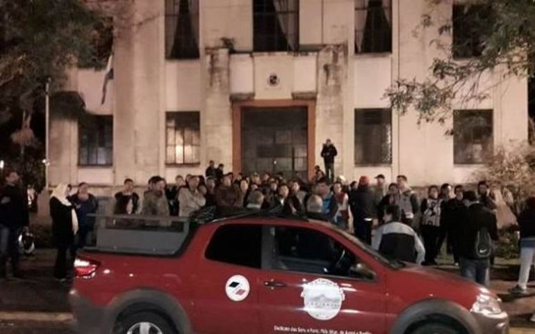 Aumenta número de manifestantes no Paço Municipal