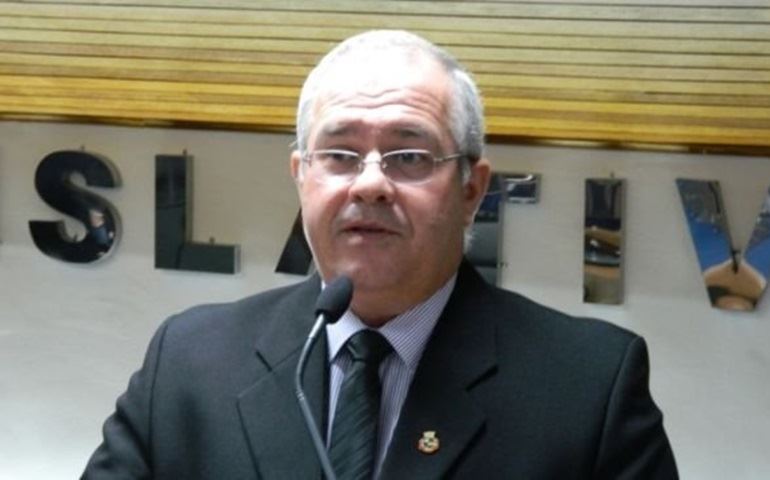 Vereador critica prefeito por ?assinar documento sem ler?