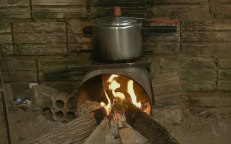 Moradores de Avaré adaptam fogão por falta de gás de cozinha na cidade
