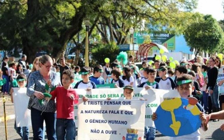 Escolas realizam passeata do Meio Ambiente