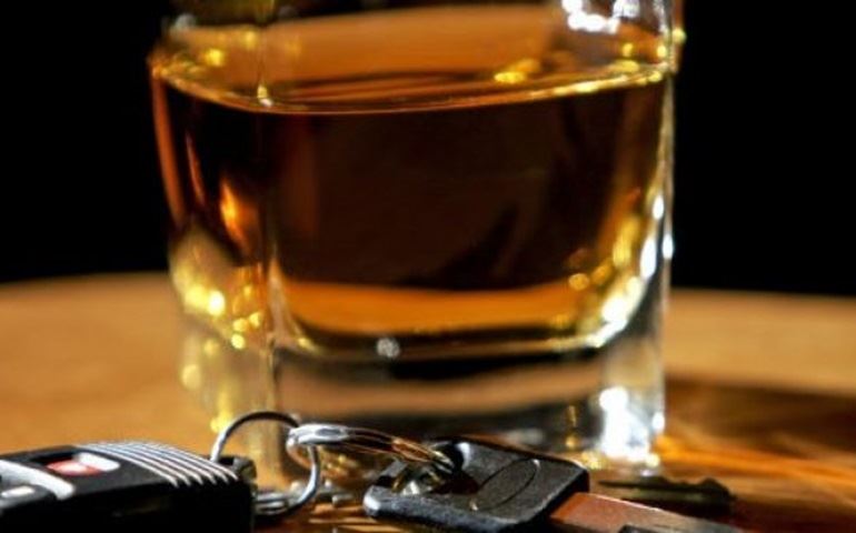 Motoristas bêbados batem carro de frente e acabam presos por embriaguez