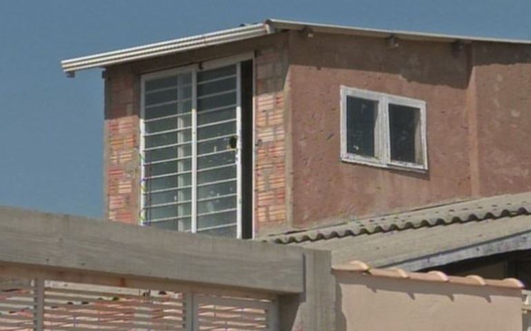 Homem invade casa pelo telhado e é detido pela polícia após ficar preso no imóvel