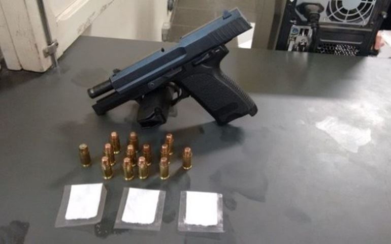 Dupla é flagrada com arma de fogo e porções de cocaína em rodovia de Sarapuí