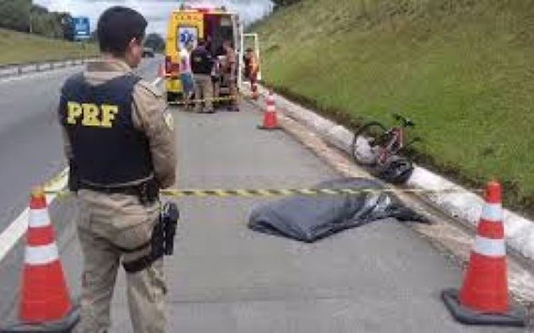 Carga de trigo cai de caminhão e motorista é atropelado após parar veículo em acostamento de rodovia