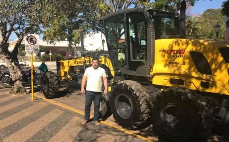 Prefeitura adquire motoniveladora