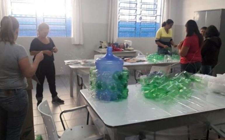 Enfeites natalinos, feitos de garrafas pet, serão iluminados para ornamentar nas festes natalinas