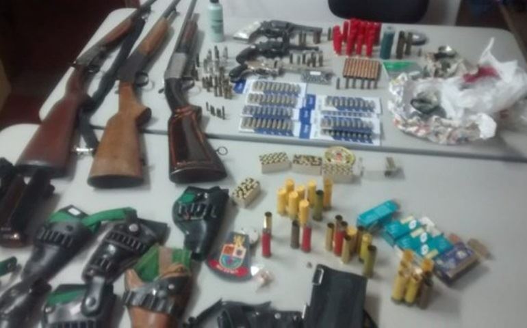 Idoso de 71 anos é preso em flagrante com armas de fogo e mais de 200 munições dentro de casa