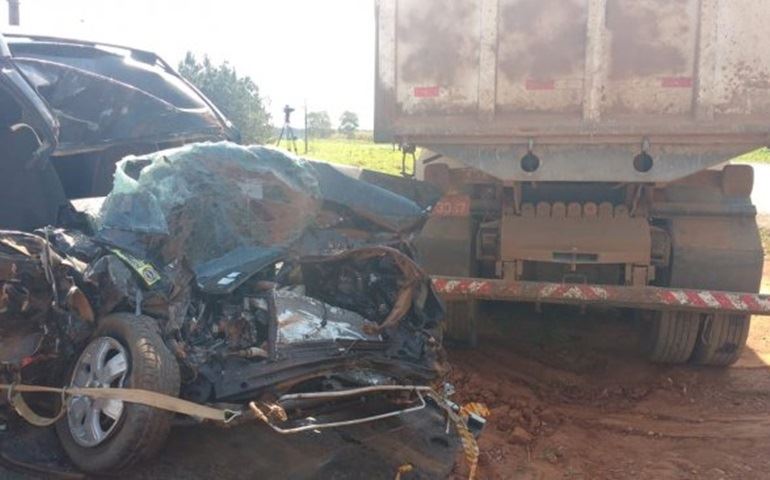 Acidente entre carro e caminhão mata idoso de 70 anos em rodovia de Itaberá