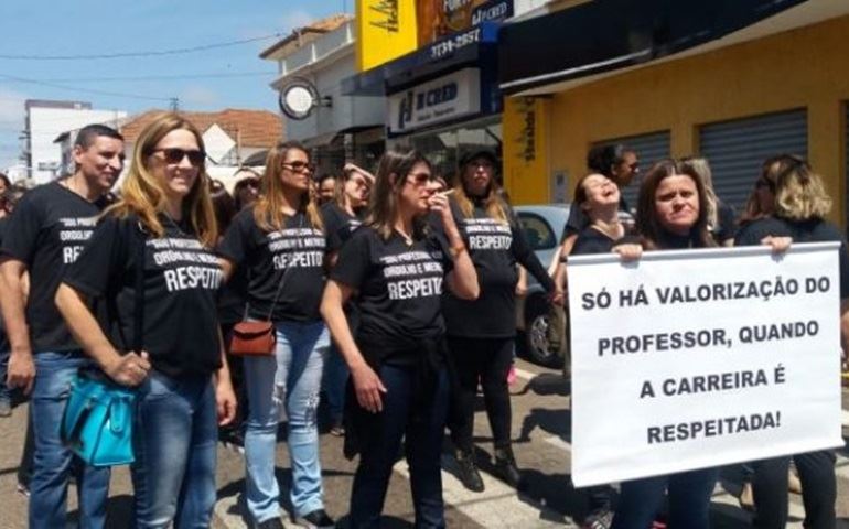 DESFILE EM COMEMORAÇÃO AO ANIVERSÁRIO DE AVARÉ TEM ATO CONTRA PREFEITO