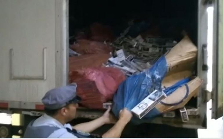 Polícia Rodoviária apreende mais de 500 mil maços de cigarros contrabandeados em Avaré
