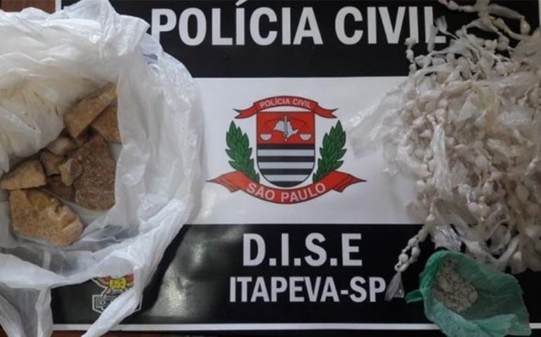 Trio é flagrado dentro de táxi com mais de 400 porções de crack em Itapeva