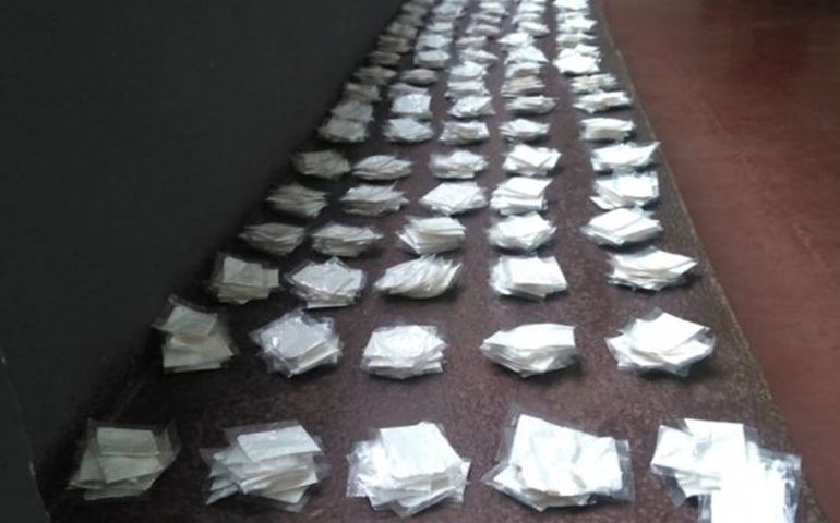 PM flagra passageiro de ônibus com porções de cocaína em rodovia