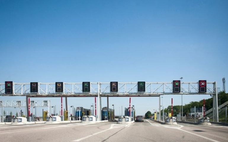 Veículos acima de 40 km/h serão multados em cabines de cobrança automática de pedágios