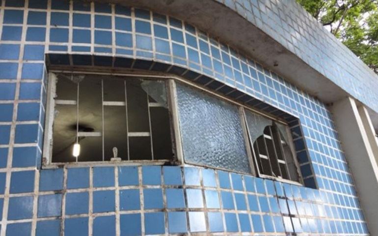 Prefeitura abandona banheiro público no centro
