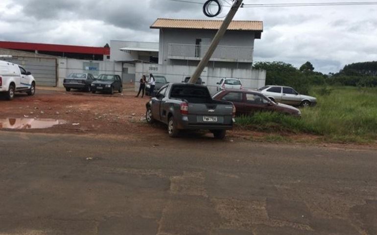 Motorista passa mal e colide carro contra poste em Avaré