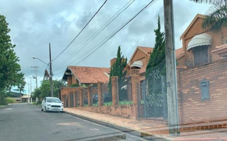 Moradores ameaçam levar lixo na frente da casa do prefeito