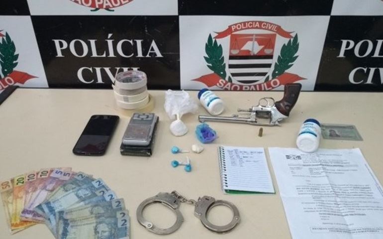 Motorista de aplicativo é preso por tráfico durante cumprimento de mandado de busca domiciliar