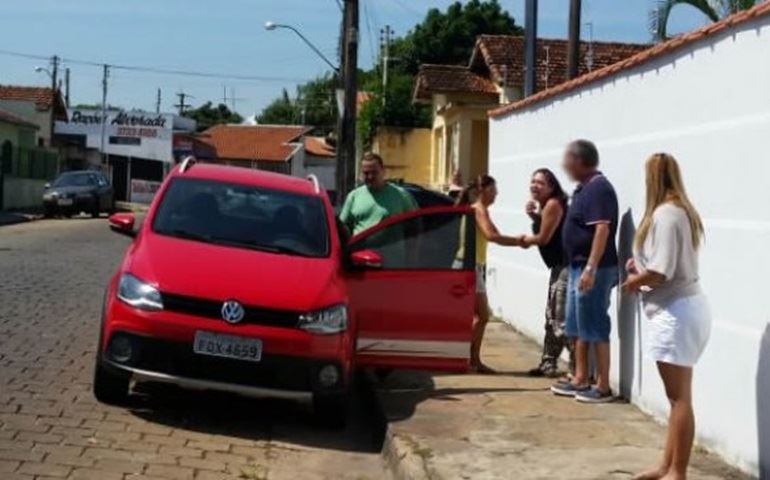 Elemento altamente descontrolado agride uma mulher em pleno domingo na Rua Acre em Avaré