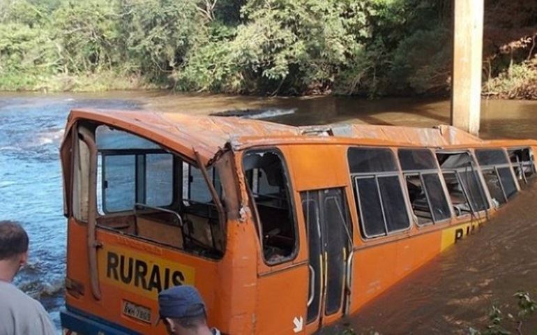 VÍTIMAS DE ÔNIBUS QUE CAIU NO RIO PARDO ALGUNS CONTINUAM INTERNADOS EM OBSERVAÇÃO.