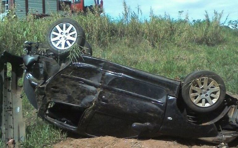 Motorista tem ferimentos leves ao capotar carro em Avaré