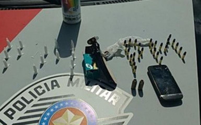 Polícia flagra jovem com arma de fogo, munição e drogas em Piraju