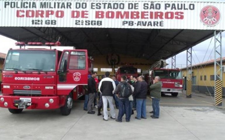 Micro-ônibus pega fogo no bairro Três Marias, em Avaré