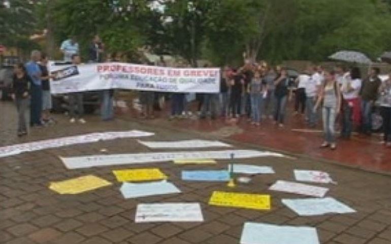 Professores fazem greve e pedem reajuste salarial em Piraju