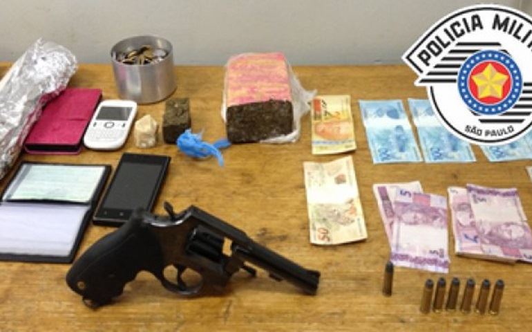 POLÍCIA MILITAR PRENDE QUATRO PESSOAS PELO CRIME DE TRÁFICO DE DROGAS NA CIDADE DE PARANAPANEMA/SP