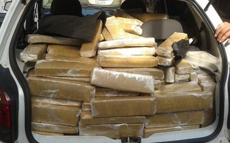Polícia segue carro e flagra entrega de droga em posto na Castello Branco