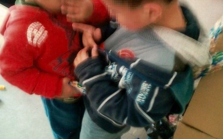 Professora de creche é suspeita de amarrar crianças a berço após briga