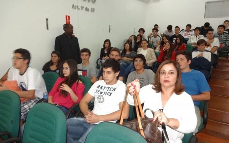 Alunos do Colégio Anglo prestigiam sessão da Câmara