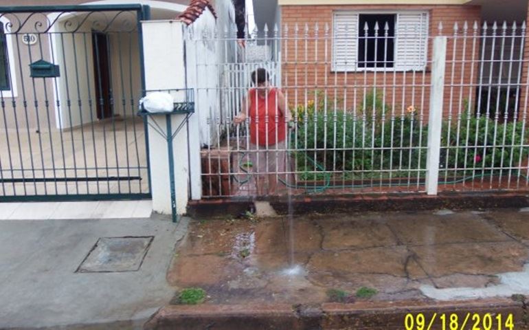 Bateu no pai de 87 anos até quebrar o fêmur.