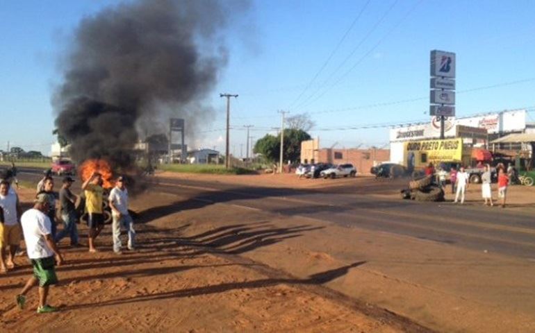 Pela terceira vez, manifestantes interditam a SP-255