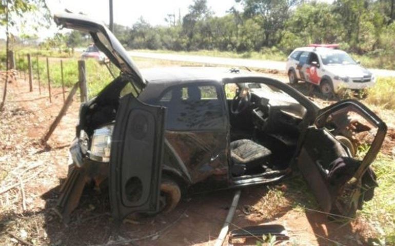 Homem capota carro e mulher vai parar no porta-malas