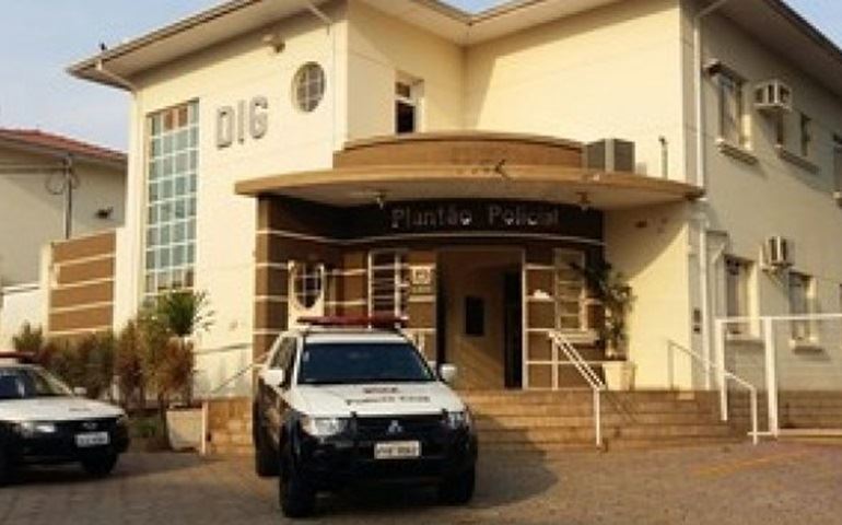 Menino de 13 anos tem perna cortada após cair de trem