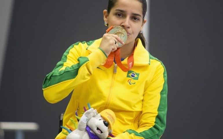 Medalhista de ouro do PARAPAN visita CASA Cerqueira I