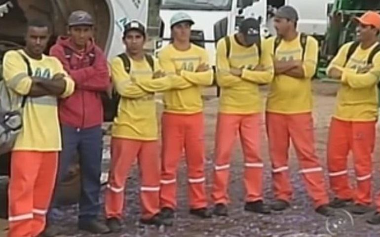 COLETORES DE LIXO DE BOTUCATU PARALISARAM SEUS SERVIÇOS