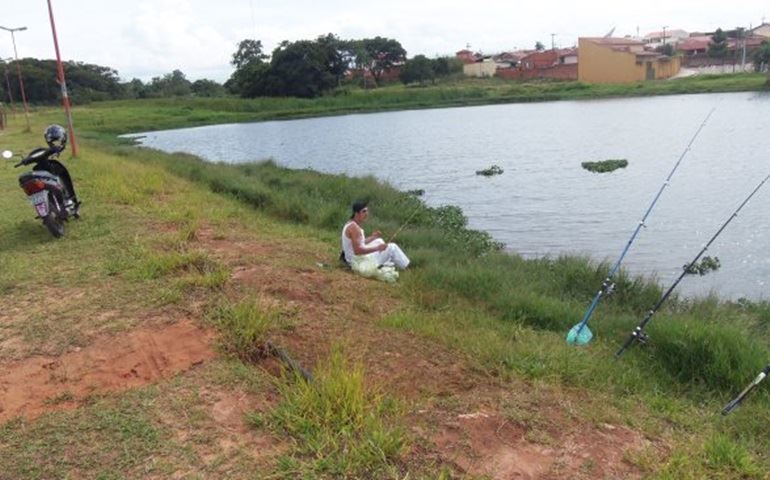 PESSOAS CONTINUAM PESCANDO NO LAGO PROIBIDO DA BRABANCIA.