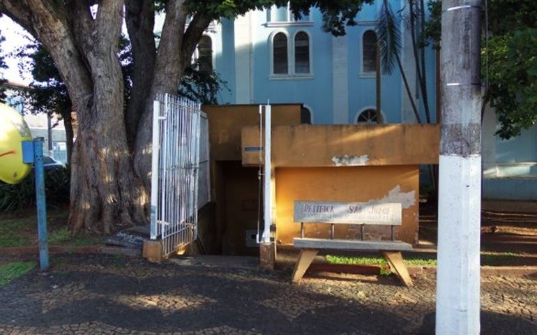 Comerciantes do Largo São Benedito estão reclamando do mau cheiro do banheiro.