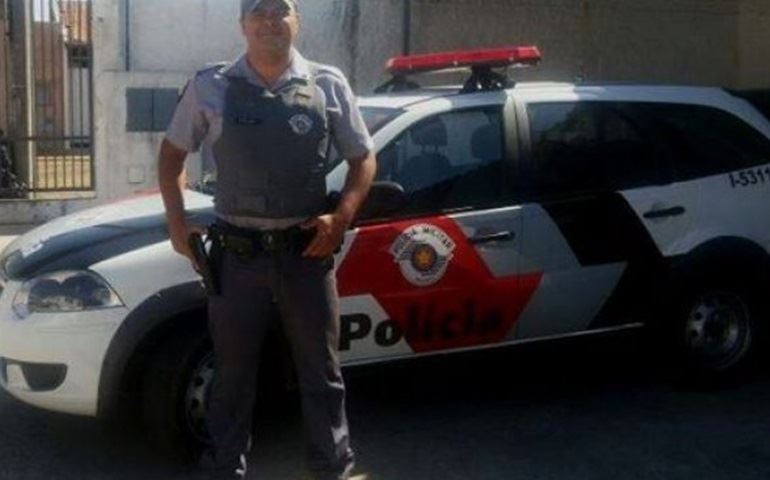 Policial em destaque.